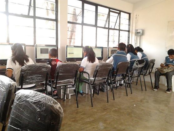 usuarios y alumnos estrenando el equipo nuevo del cca 2013